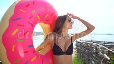 在阳光明媚的日子里，<strong>比基尼</strong>女孩带着洒满甜甜圈在游泳池里漂浮。 <strong>派对</strong>，酒店，海滩，度假，度假，旅行